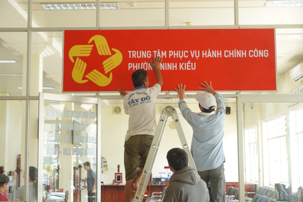 Bien bang dang duoc nhan cong lap dat. Anh: Ta Quang