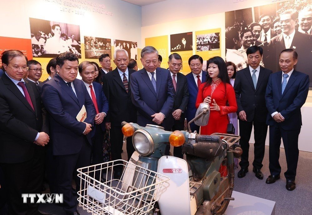 General Secretary To Lam and delegates visit the Exhibition "General Secretary Nguyen Van Linh - Life and Career". Photo: VNA