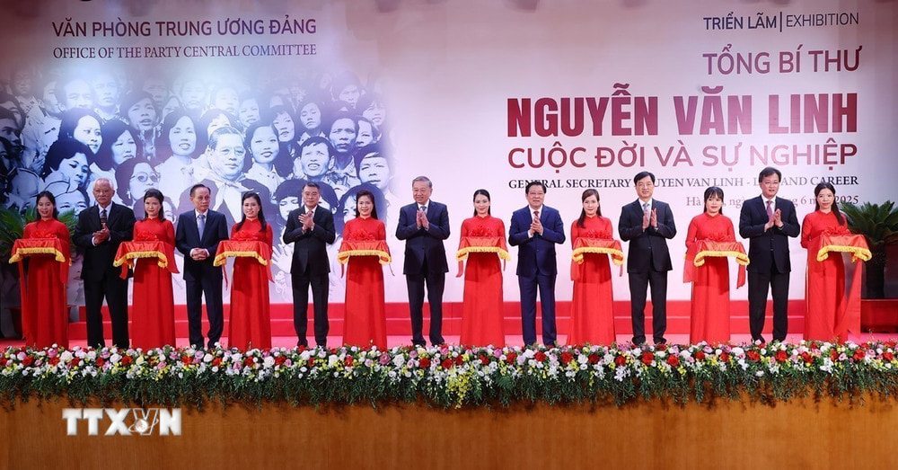 Tong Bi thu To Lam, cac lanh dao Dang, Nha nuoc va cac dai bieu cat bang khai mac Trien lam “Tong Bi thu Nguyen Van Linh - Cuoc doi va su nghiep”. Anh: TTXVN