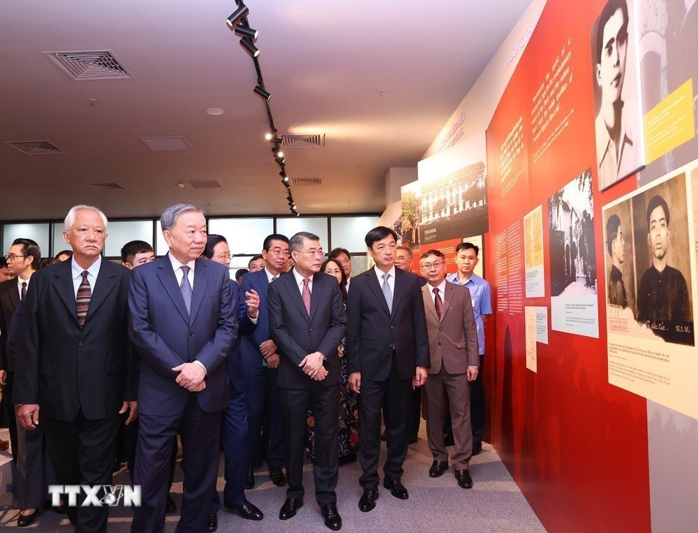 Tong Bi thu To Lam va cac dong chi lanh dao Dang, Nha nuoc va cac dai bieu tham quan Trien lam “Tong Bi thu Nguyen Van Linh - Cuoc doi va su nghiep”. Anh: TTXVN