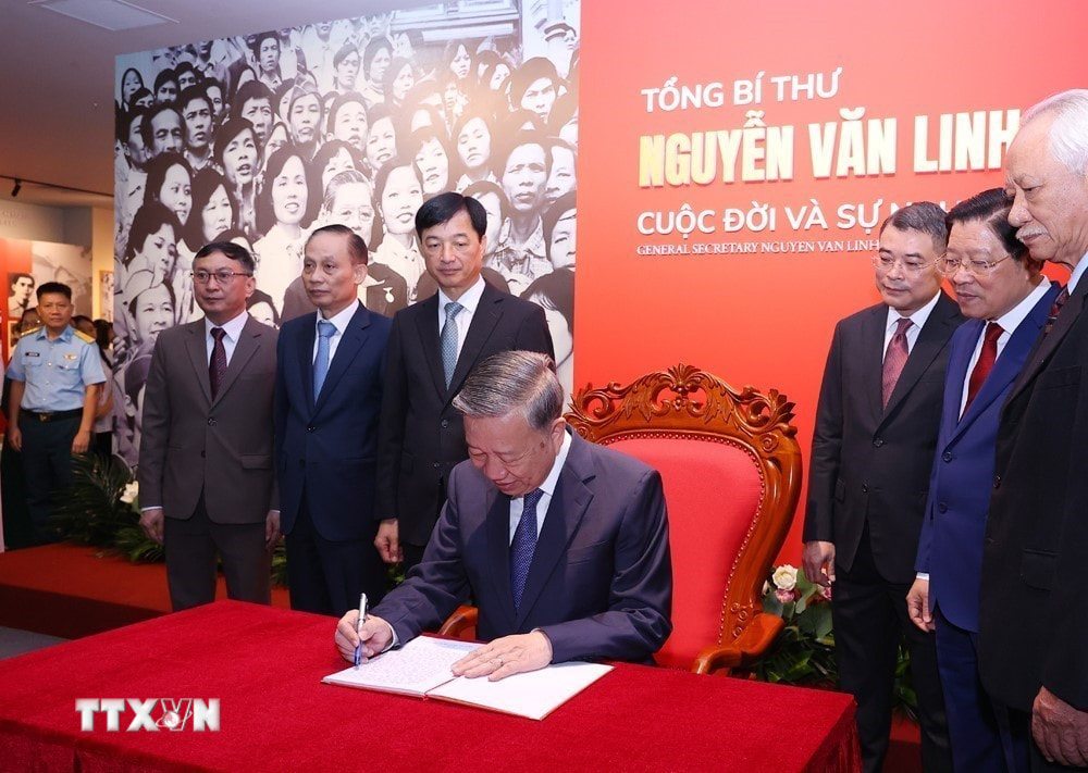 Tong Bi thu To Lam ghi So cam tuong tai Trien lam “Tong Bi thu Nguyen Van Linh - Cuoc doi va su nghiep“. Anh: TTXVN