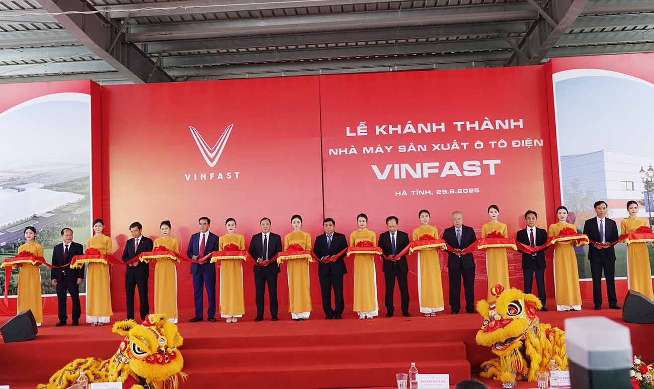 The ribbon cutting ceremony for the inauguration of the VinFast Electric Car Factory in Ha Tinh. Photo: Tran Tuan.