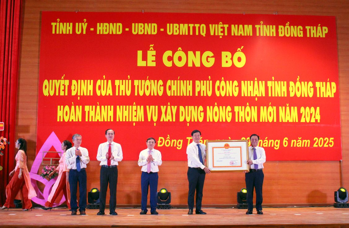 Pho Chu tich Quoc hoi Le Minh Hoan trao Quyet dinh cua Thu tuong Chinh phu Cong nhan  tinh Dong Thap “Hoan thanh nhiem vu xay dung nong thon moi nam 2024“. Anh: Lam Dien 