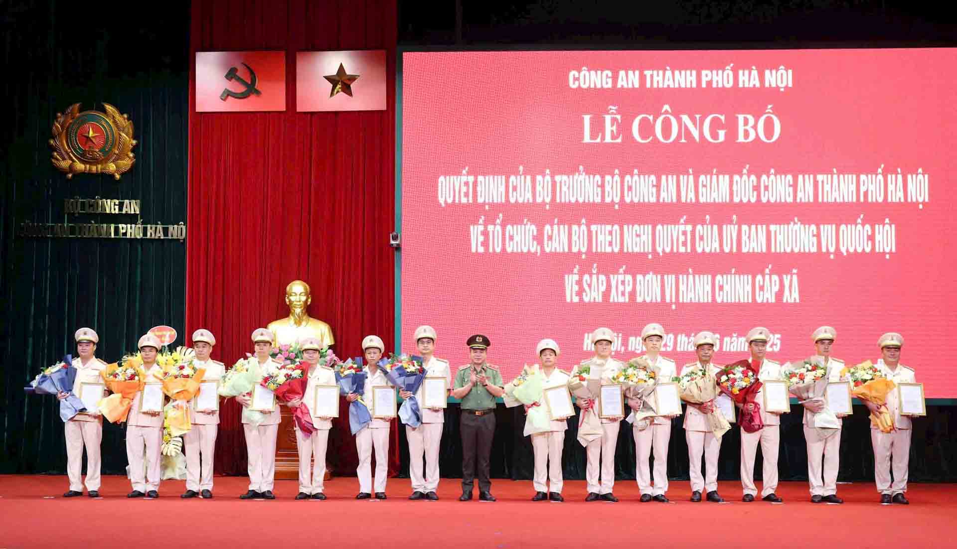 Lieutenant General Nguyen Thanh Tung - Director of Hanoi City Police - presented the decision to the Chief of Police of communes and wards. Photo: Hanoi Police