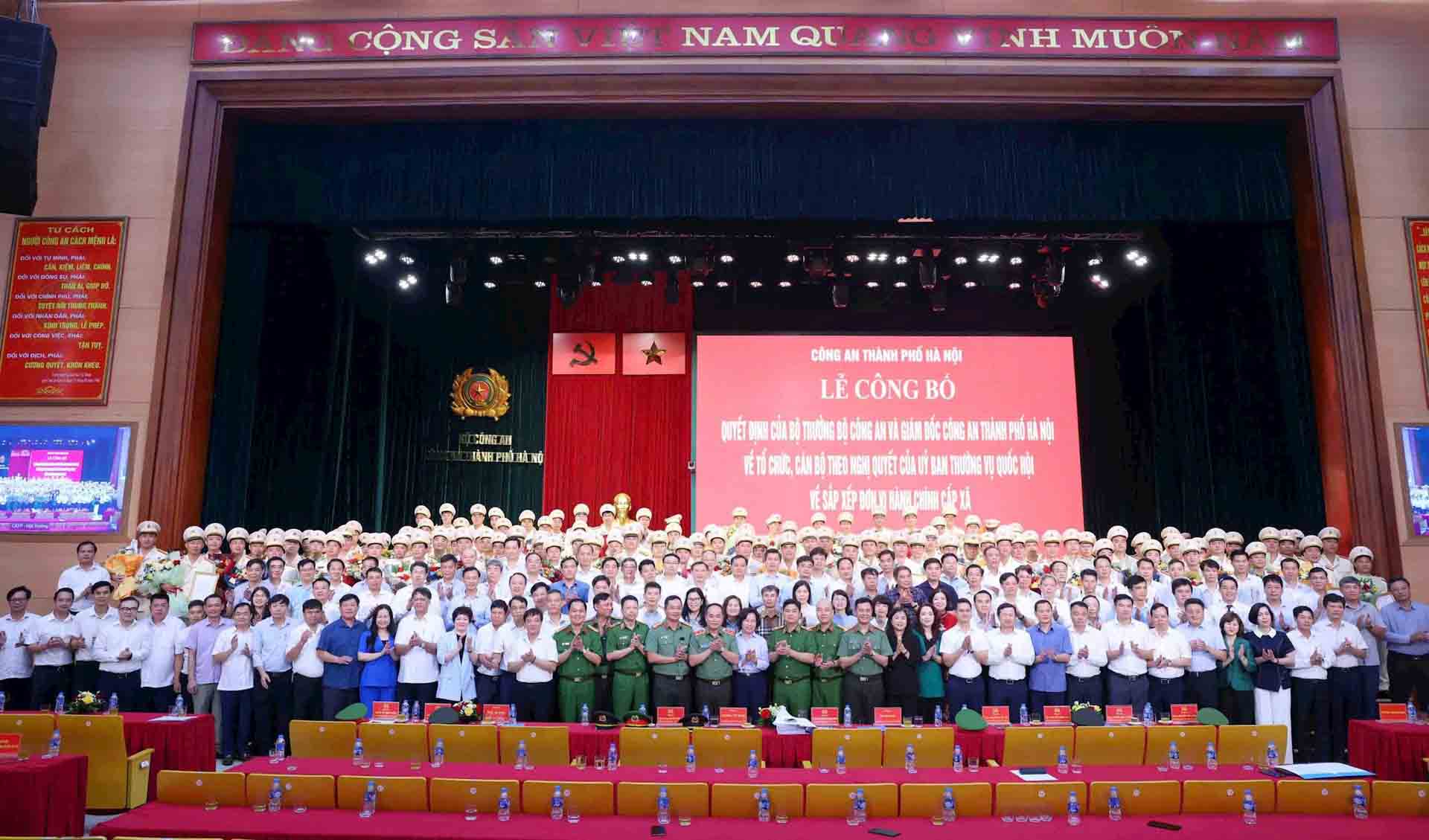 Lanh dao Cong an thanh pho va dai dien lanh dao Dang uy, HDND, UBND, Truong Cong an 126 phuong, xa moi. Anh: Cong an Ha Noi