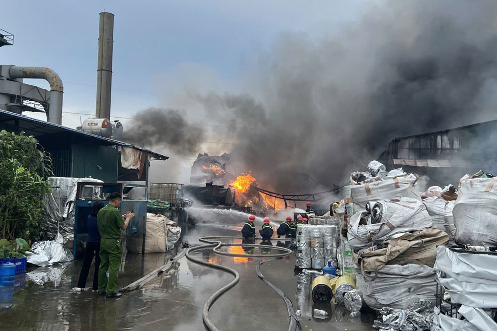 The Prime Minister requested an urgent investigation into the cause of the fire in Van Lam, Hung Yen that killed 4 people and injured 3 others. Photo: Xuan Huy.