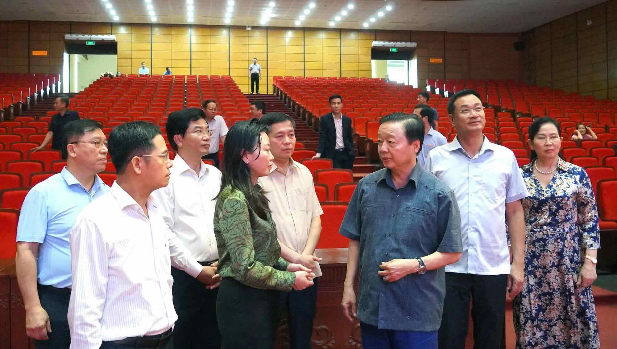 Deputy Prime Minister Tran Hong Ha inspected the preparation for the announcement ceremony of the merger of administrative units in Quang Binh. Photo: Ngoc Mai