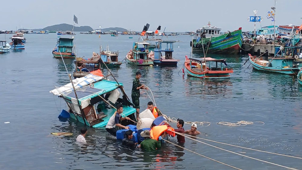 Border guards and forces and people joined hands to support the vehicles in distress. Photo: Provided by Border Guard