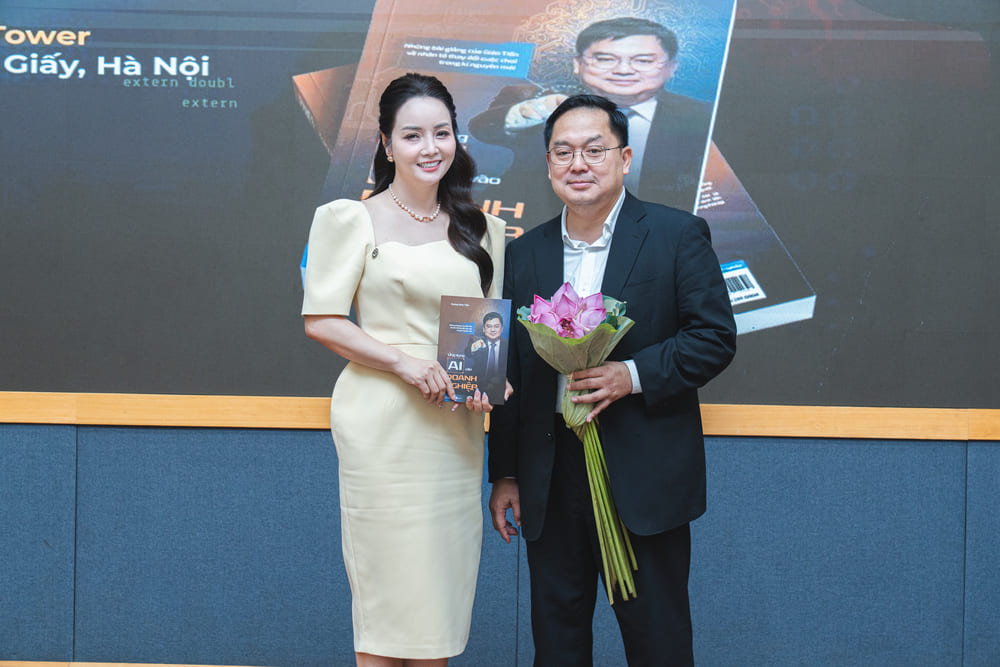 Nu dien vien Mai Thu Huyen den chuc mung tac gia Hoang Nam Tien ra mat sach tai Ha Noi. Anh: Nhan vat cung cap