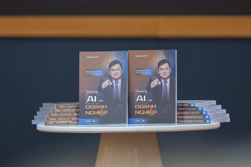 El libro "Aplicacion AI en el negocio" de Hoang Nam Tien por el editor Dan Tri y Times vinculo. Foto: Editorial