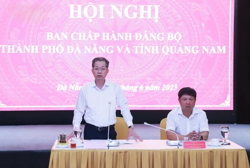 Ong Nguyen Van Quang, Bi thu Thanh uy Da Nang (ben trai) va ong Luong Nguyen Minh Triet - Bi thu Tinh uy Quang Nam tai hoi nghi ban phuong an sap nhap 2 dia phuong thang 6.2025. Anh: Truong An