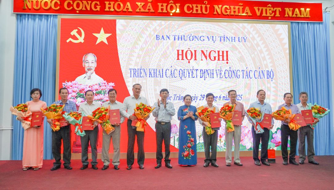 Lanh dao Tinh uy, UBND tinh Soc Trang trao quyet dinh cho cac can bo. Anh: Phuong Anh