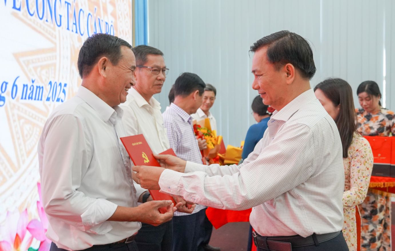 Chu tich UBND tinh Soc Trang Tran Van Lau trao quyet dinh cho can bo nghi huu truoc tuoi theo nguyen vong. Anh: Phuong Anh