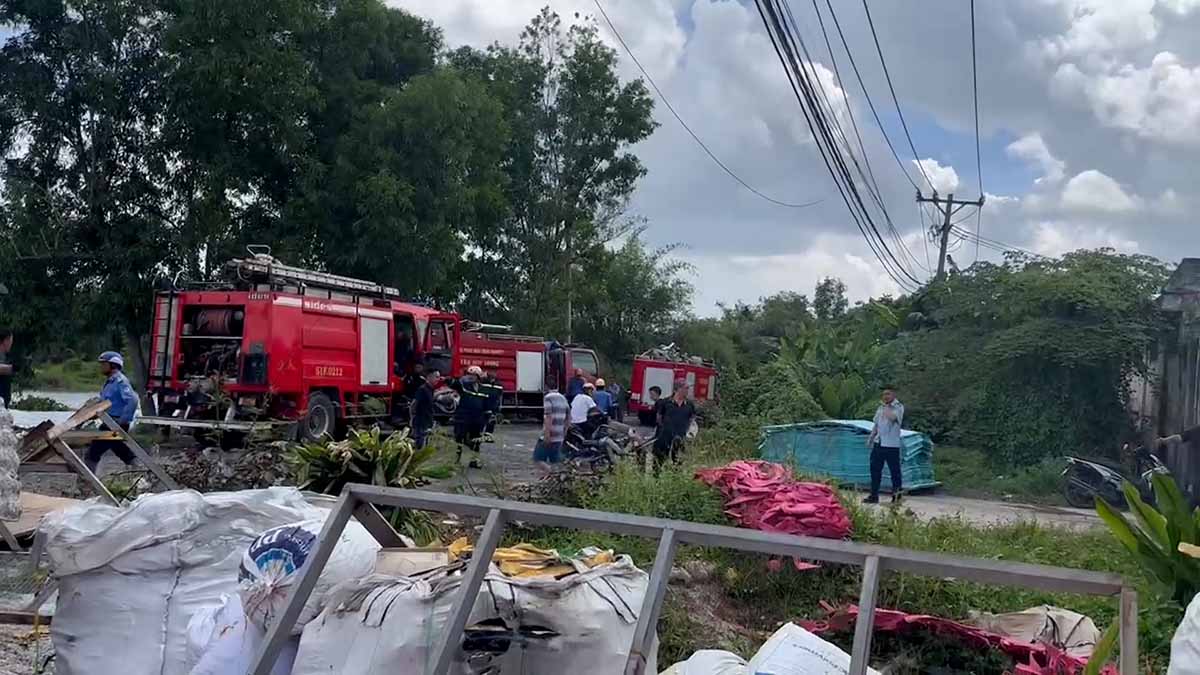 A major fire in Cu Chi District Industrial Park, black smoke covered the entire area. Photo: Minh Tam