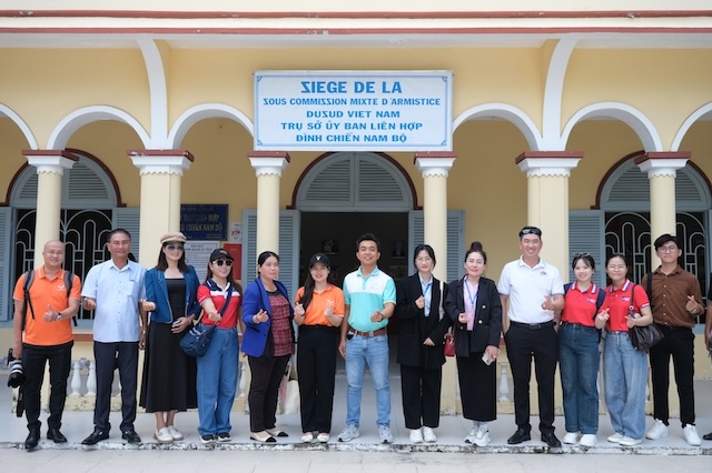 Du khach chup anh luu niem tai diem den lich su - Uy ban lien hop dinh chien Nam Bo. Anh: Phong Linh.