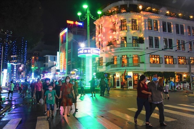 Du lich dem o pho di bo Ninh Kieu, TP Can Tho. Anh: Han Lam.