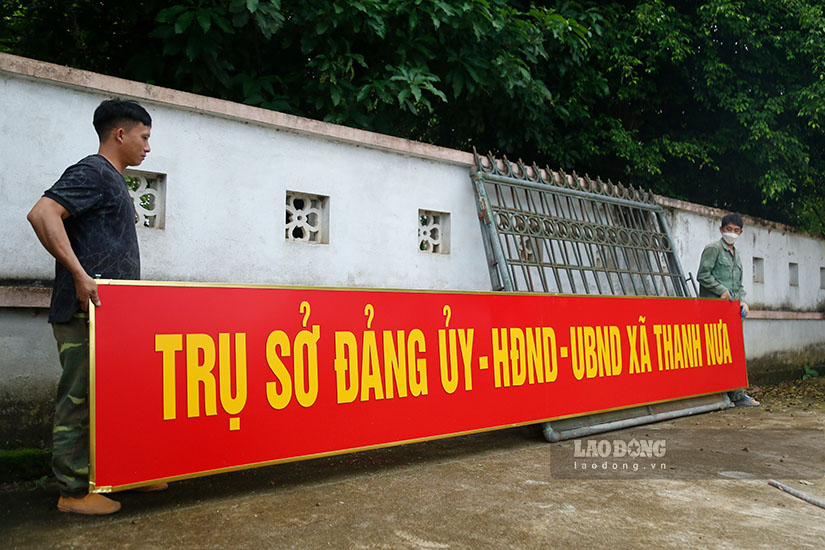 Urgently attach a nameplate at the new Thanh Nua commune headquarters to prepare for operation from July 1, photo taken on June 28. Photo: Quang Dat