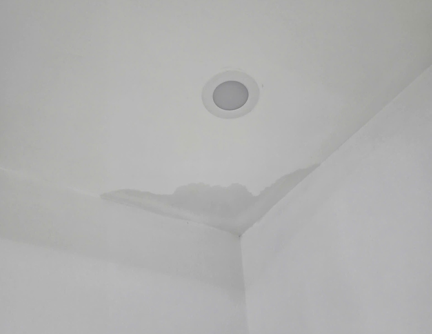 Identifique claramente la causa del techo impermeable para manejar a fondo las medidas. Foto: Tuan dat