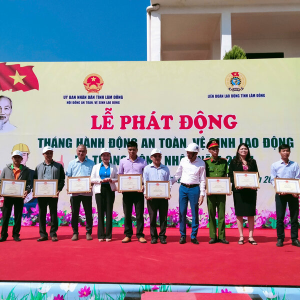 Cada año, la Federacion Laboral de Lam Dong recompensa a los colectivos e individuos con logros sobresalientes en el trabajo de seguridad y saneamiento ocupacional. Foto: Lam Duc
