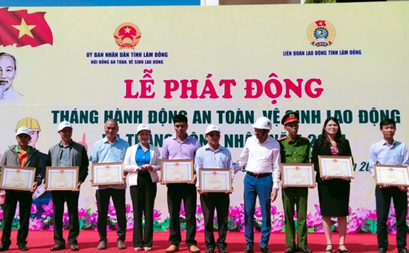 Every year, Lam Dong Provincial Labor Federation rewards collectives and individuals with outstanding achievements in occupational safety and hygiene. Photo: Lam Duc