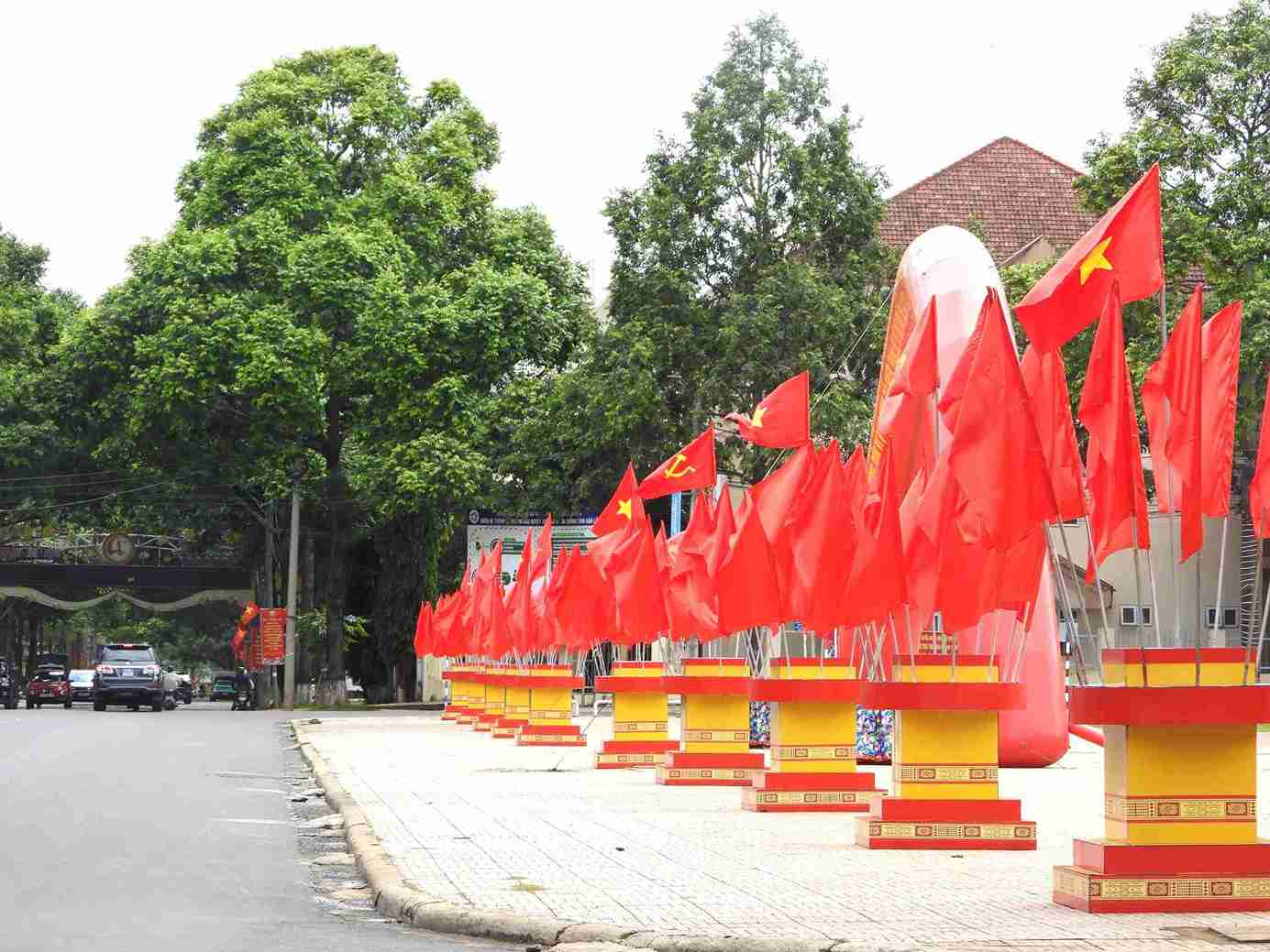 Mot goc Quang truong 10/3 (tinh Dak Lak) duoc ve sinh sach se, trang hoang truoc ngay buoi le dien ra. Anh: Bao Trung