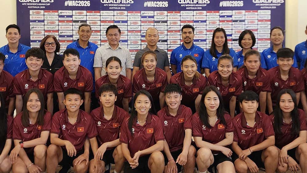 Leaders of the Department of Physical Education and Sports and VFF encouraged the spirit of the Vietnam women's team before the opening match of the 2026 Asian Cup qualifiers for women. Photo: VFF