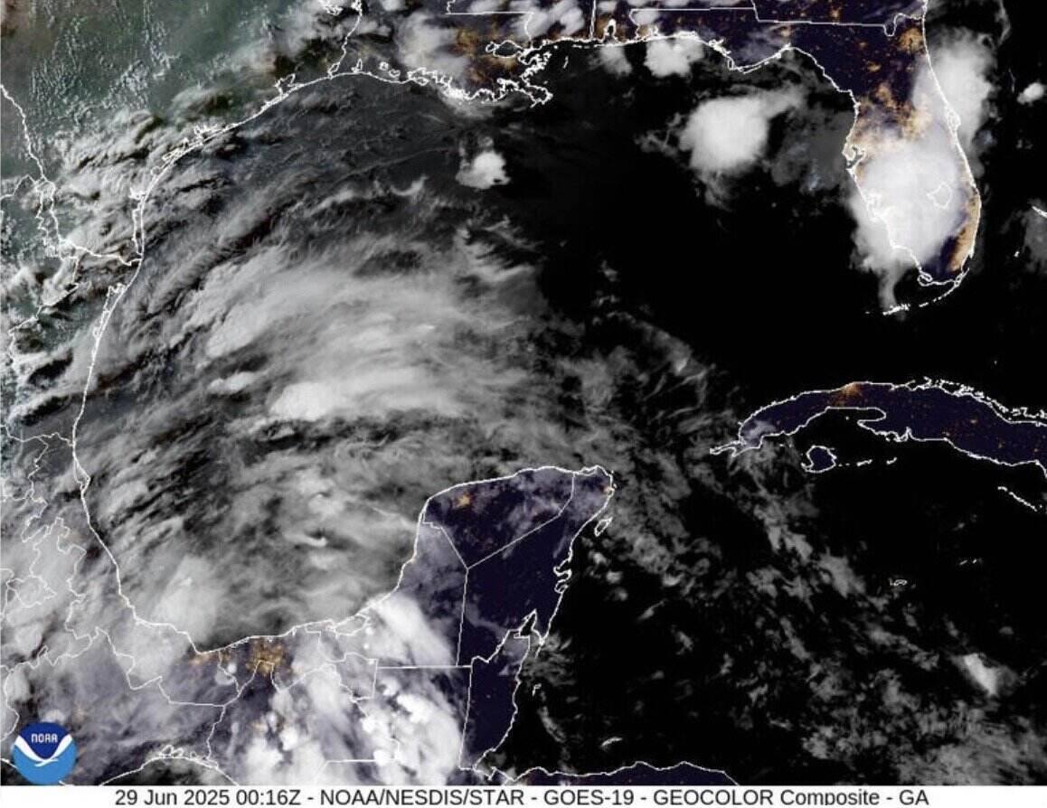 Ap thap nhiet doi so 2 hinh thanh o Vinh Campeche duoc du bao tro thanh bao Barry. Anh: NOAA