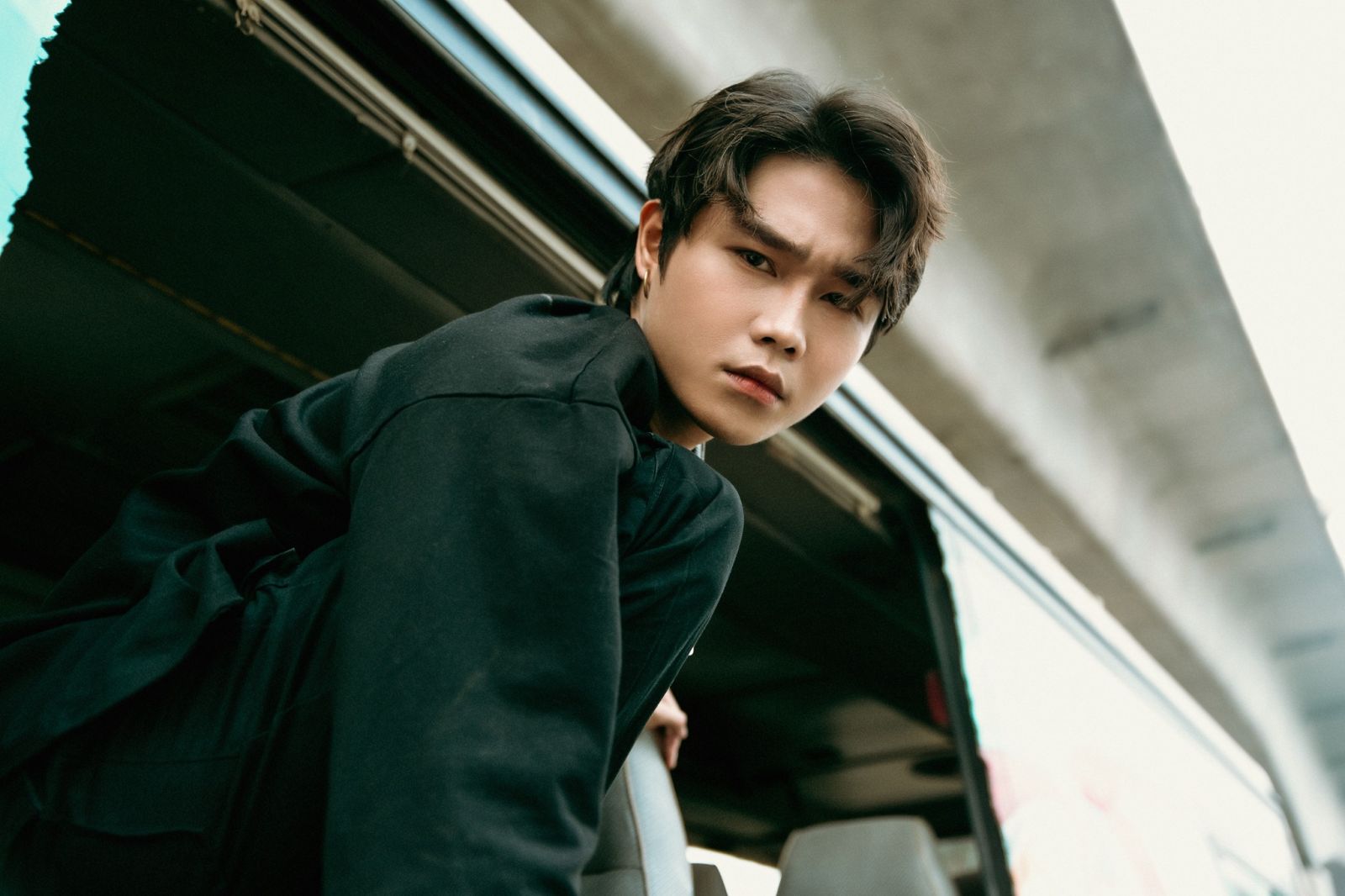 Tang Duy Tan so huu nhieu ban hit, trong do co “Co don tren sofa” - tung gay sot voi man bieu dien duoi mua cua Chu tich ACB Bank. Anh: Nhan vat cung cap