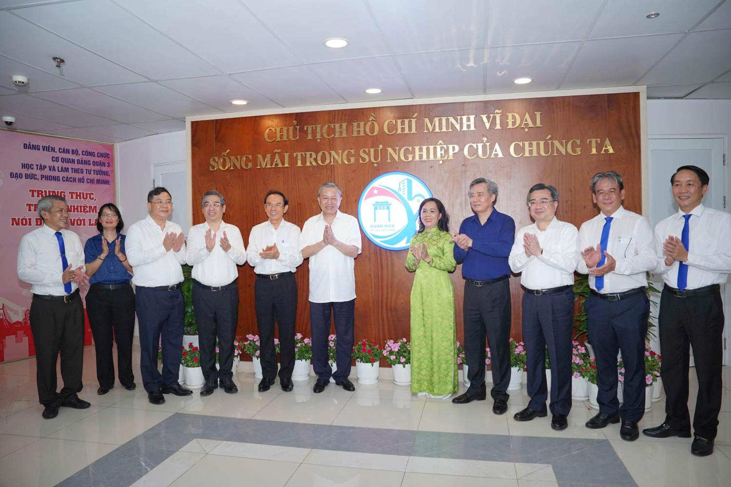 Tong Bi thu To Lam chup hinh luu niem cung tap the can bo, cong chuc Quan 3. Anh: Anh Tu