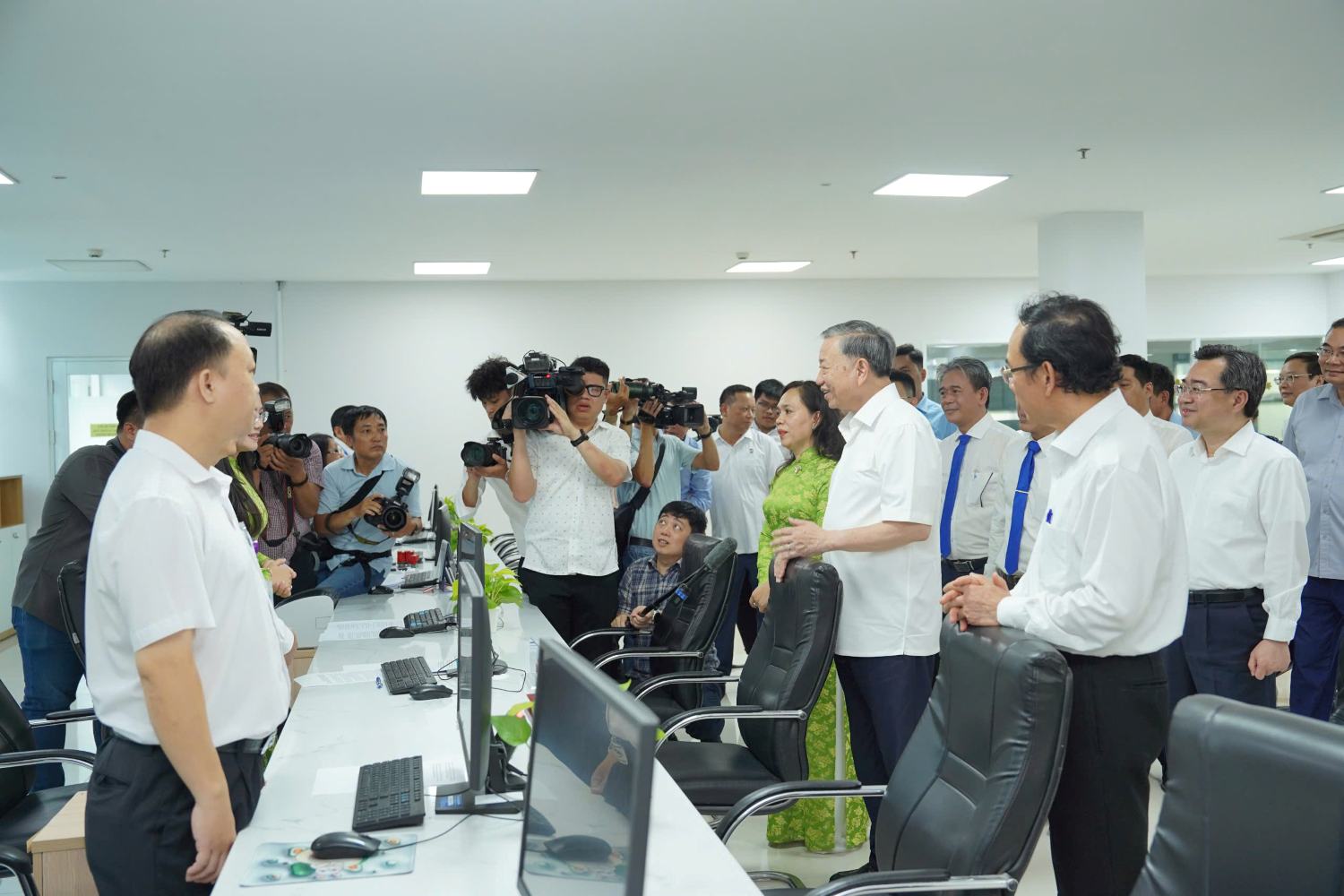 Tong Bi thu To Lam trao doi voi cac can bo, cong chuc phuong Xuan Hoa. Anh: Anh Tu