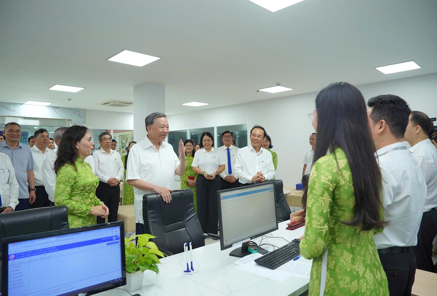 General Secretary To Lam visited officials and civil servants working at the Xuan Hoa Ward Public Administration Service Center (HCMC). Photo: Anh Tu