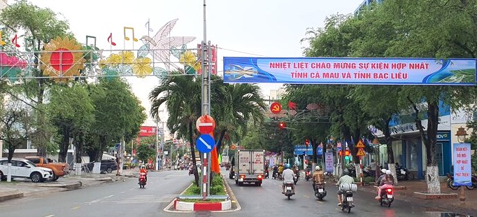 Bac Lieu streets are bustling to celebrate the event of provincial merger and the operation of two-level government. Photo: Nhat Ho