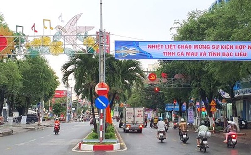 Bac Lieu streets are bustling to celebrate the event of provincial merger and the operation of two-level government. Photo: Nhat Ho