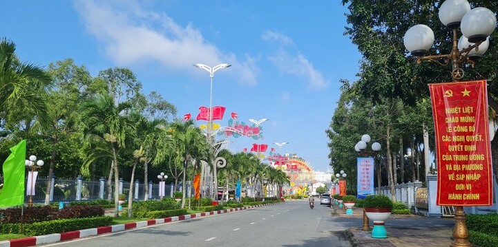 Nhieu khau hieu duoc treo hai ben duong tai Bac Lieu. Anh: Nhat Ho