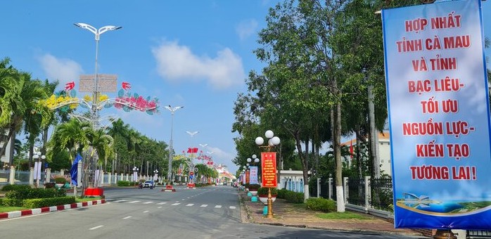 Nhung tam bieu ngu tuyen truyen cho hop nhat hai tinh Bac Lieu, Ca Mau duoc treo nhieu hai ben duong. Anh” Nhat Ho