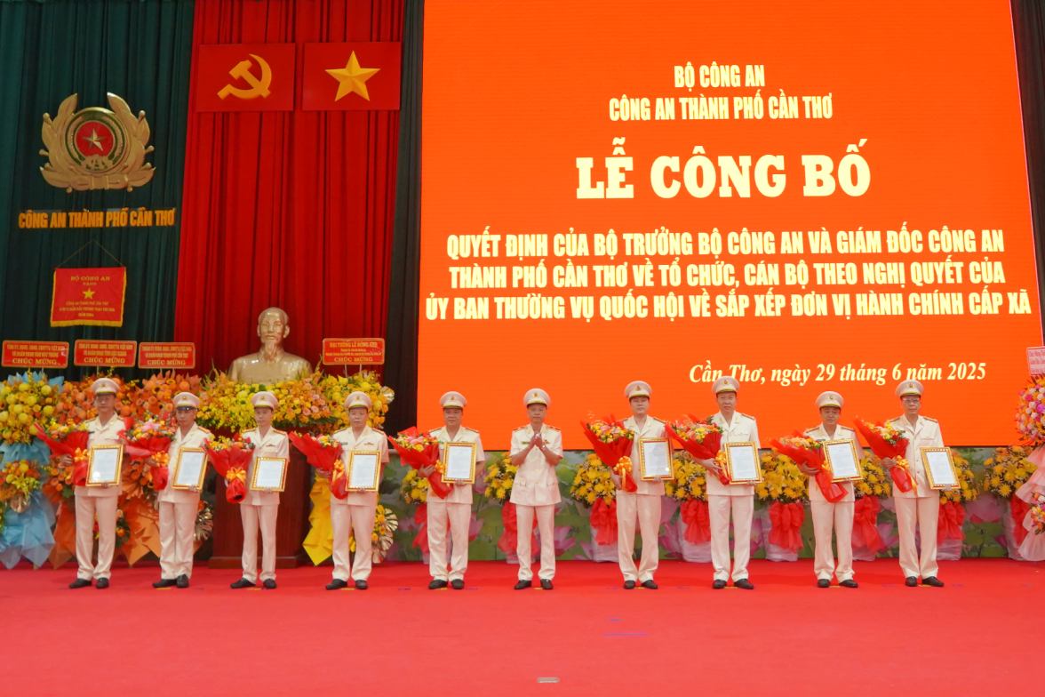 Thiếu tướng Huỳnh Việt Hòa – Giám đốc Công an TP Cần Thơ đã trao Quyết định của Bộ trưởng Bộ Công an cho các Phó Giám đốc Công an TP Cần Thơ. Ảnh: Tạ Quang