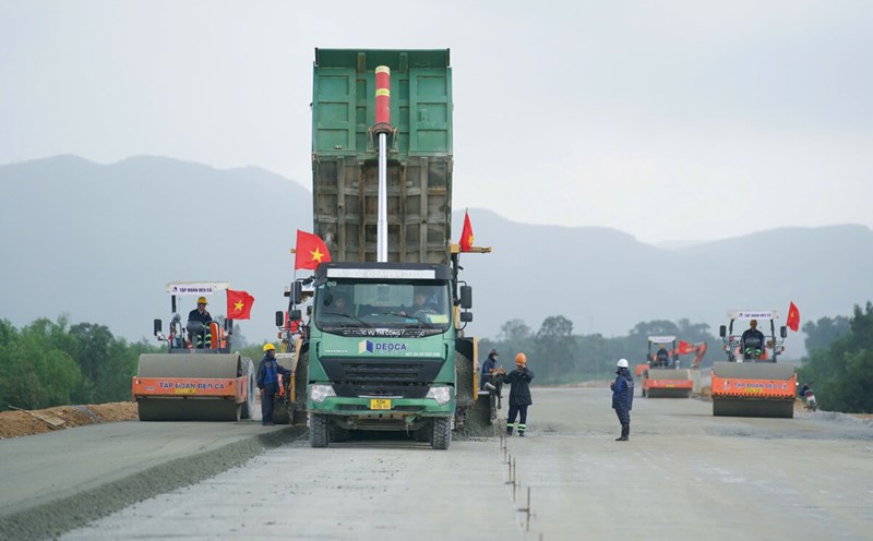 The contractor is speeding up the construction progress on the Quang Ngai - Hoai Nhon expressway. Photo: Vien Nguyen