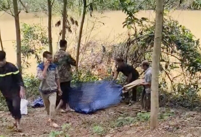 The body of the father in the flood in Huu Lung district, Lang Son province has been found. Photo: Tieu An