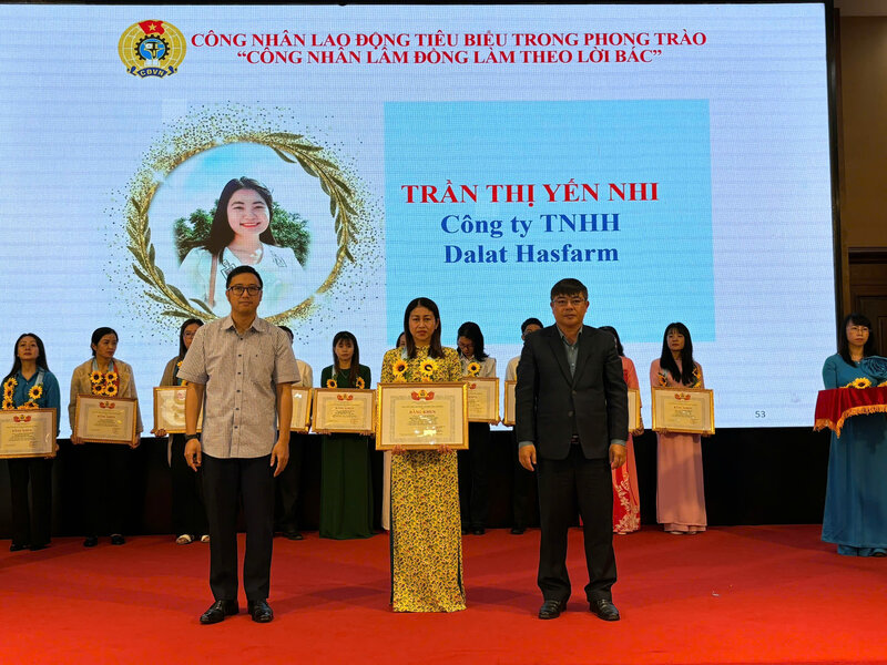 Lam Dong Provincial Trade Union commends exemplary workers in the emulation movement "Lam Dong workers follow Uncle Ho's words". Photo: Duc Lam