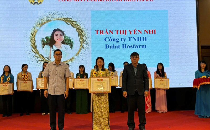 Lam Dong Provincial Trade Union commends exemplary workers in the emulation movement "Lam Dong workers follow Uncle Ho's words". Photo: Duc Lam