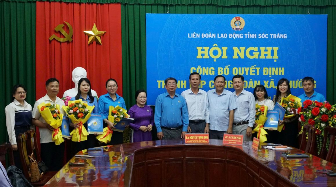 Lanh dao LDLD tinh Soc Trang trao quyet dinh cho cac Cong doan co so truc thuoc. Anh: Anh Khoa