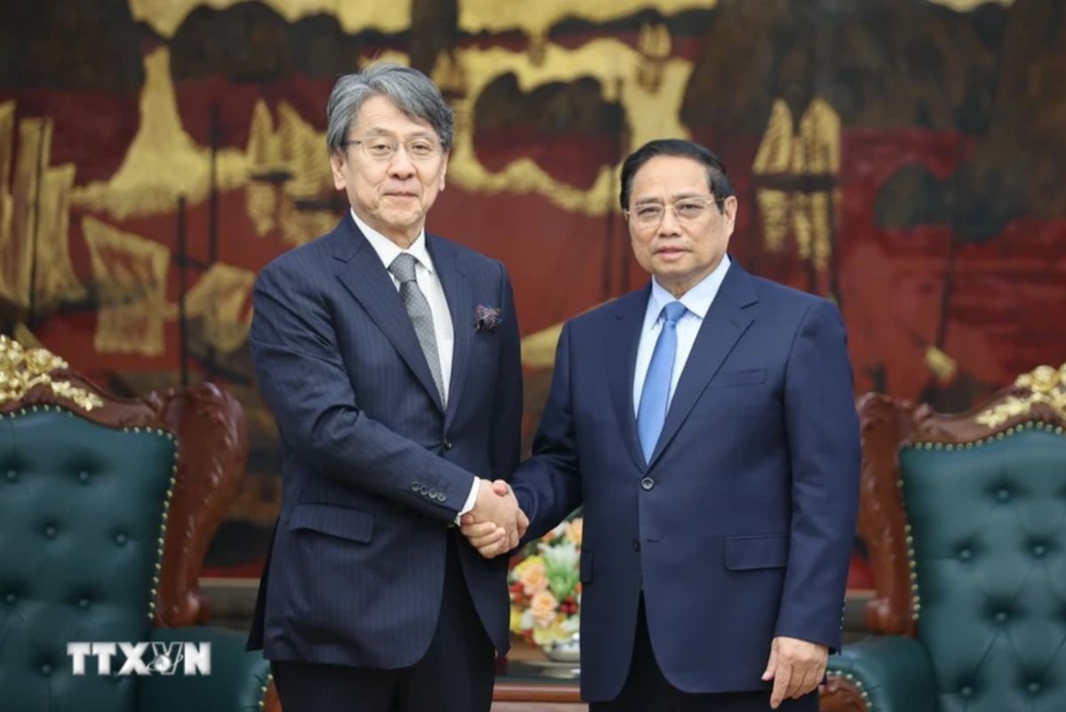 Politburo member and Prime Minister Pham Minh Chinh received Mr. Maeda Tadashi, suggesting that Japanese enterprises study and participate in the high-speed railway project. Photo: VNA