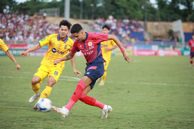 Leo Artur ghi ban thang thu 3 cho Cong an Ha Noi. Anh: Nhat Anh
