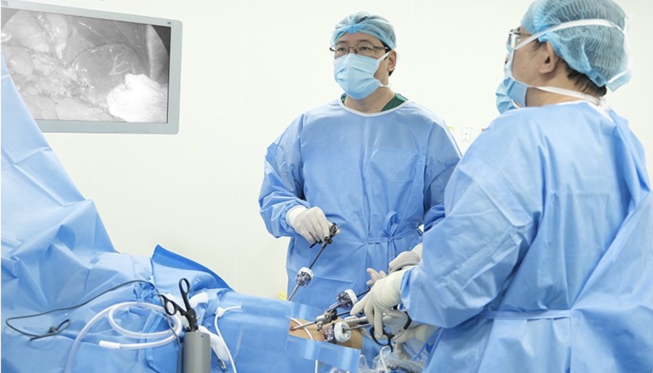 The patient underwent endoscopic surgery to remove the laryngospasm under the esophagus. Photo: Phong Lan