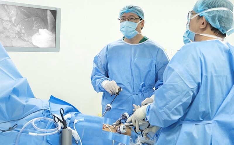 The patient underwent endoscopic surgery to remove the laryngospasm under the esophagus. Photo: Phong Lan