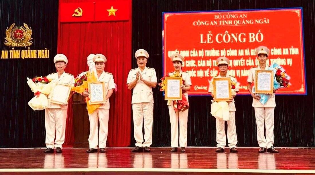 Đại tá Hồ Song Ân - Giám đốc Công an tỉnh Quảng Ngãi trao Quyết định, tặng hoa chúc mừng các Phó Giám đốc Công an tỉnh. Ảnh: Võ Văn Dương