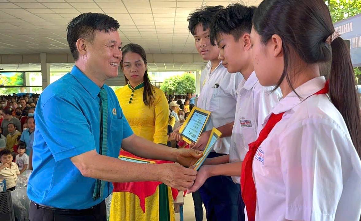 Chairman of the Trade Union of Chang Shin Vietnam Co., Ltd. Dang Tuan Tu presented awards to the children of workers who are good at studying and living well. Photo: Provided by the Union