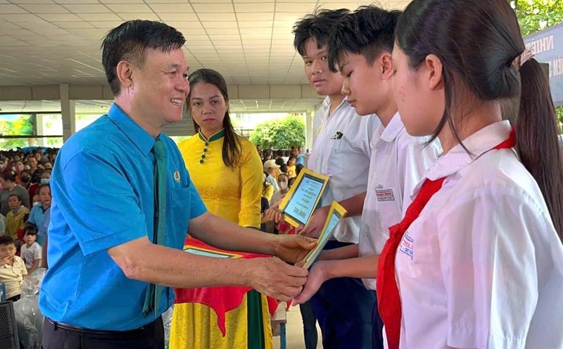 Chairman of the Trade Union of Chang Shin Vietnam Co., Ltd. Dang Tuan Tu presented awards to the children of workers who are good at studying and living well. Photo: Provided by the Union