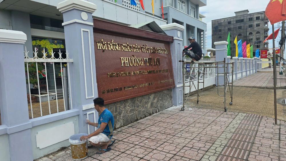 Cong nhan thi cong dang hoan thien viec son sua tai tru so UBND phuong Phu Loi. Anh: Phuong Anh