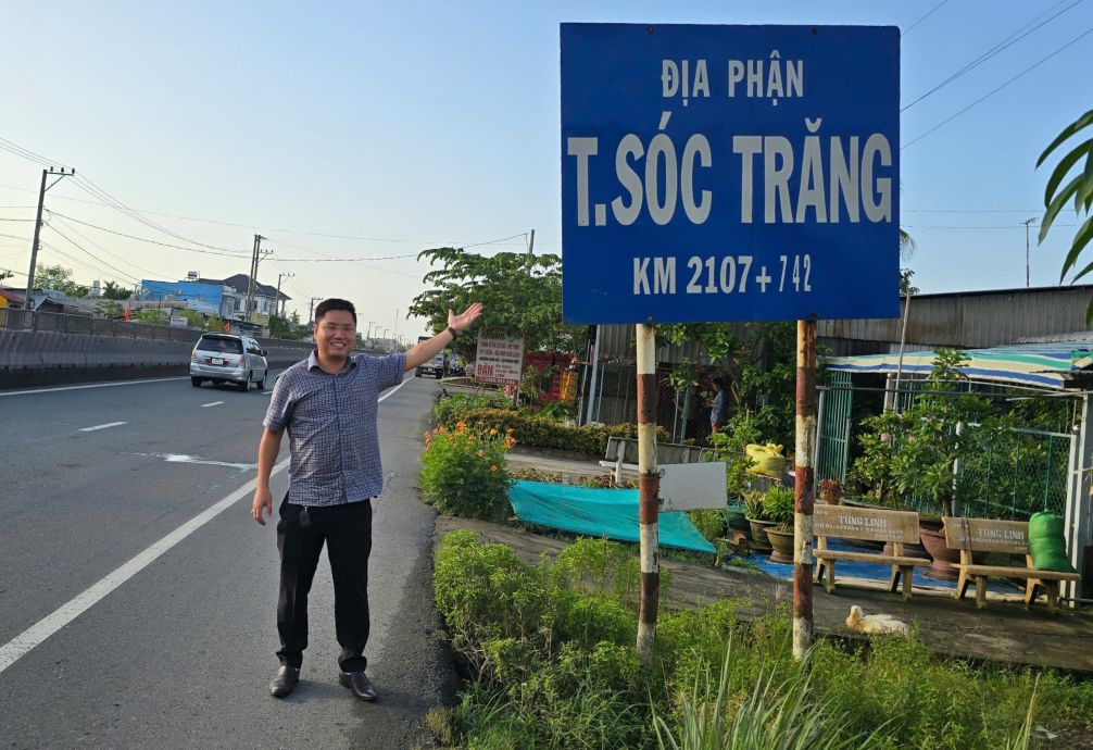 Anh Nhat Huy (tinh Soc Trang) chup anh luu niem voi bang ten tinh Soc Trang. Anh: Nhan vat cung cap